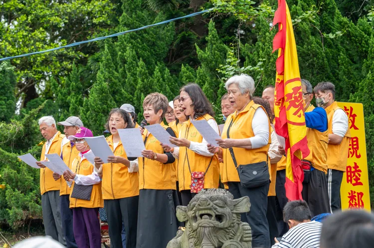 葉姓宗親合唱家族歌曲「葉五美頌」。桃園市府提供
