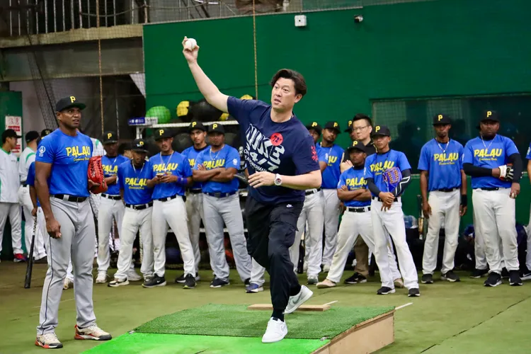 王建民教練（中）為球員親自示範投球，點出投手臀部位置及重心移轉的重要性。體育署提供