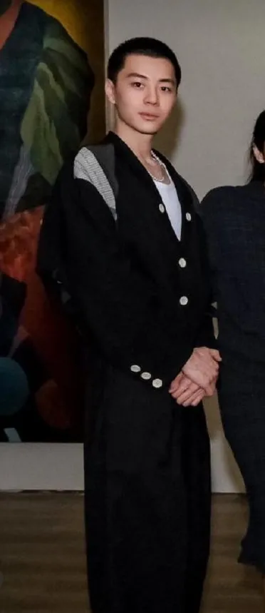 網友指酷哥脫下口罩長這樣。翻攝微博