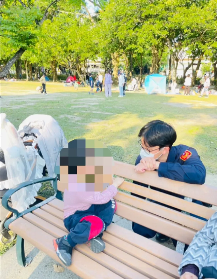 警方帶男童在園區內尋母。警方提供