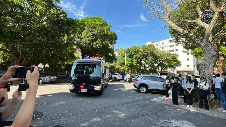 在送噁保母姐妹花的囚車駛進國民法庭。莊宗達攝