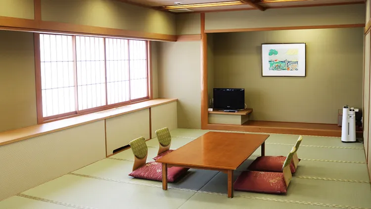 揉合日式與洋式的「大湯溫泉鹿角飯店」靜靜感受群山節奏與四季變化。業者提供