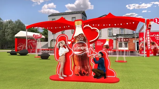 主題區拍照區打卡，分享至社群並標記官方帳號，即可獲得可口可樂乙瓶及Coke™限量款貼紙。業者提供