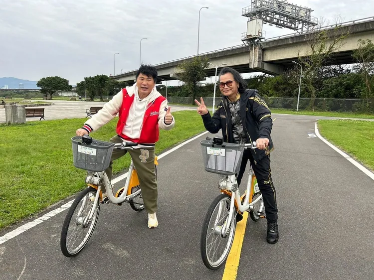 胡瓜（左）和沈文程騎腳踏車環河濱邊聊天。下面一位提供
