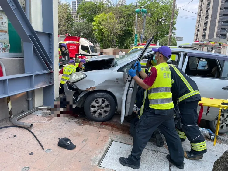 警消協助民眾脫困。桃園市消防局提供