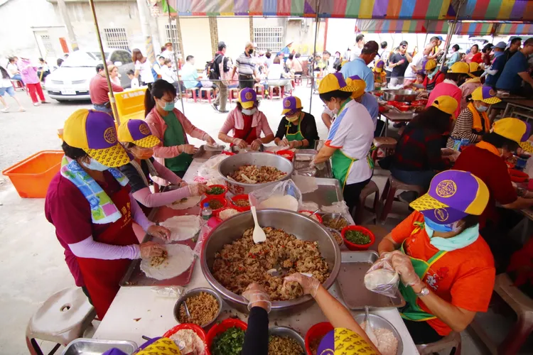 ▲沿途熱情的民眾、宮廟團體、店家提供餐飲慰勞跟轎信眾，無私付出分享「惜福、感恩」。