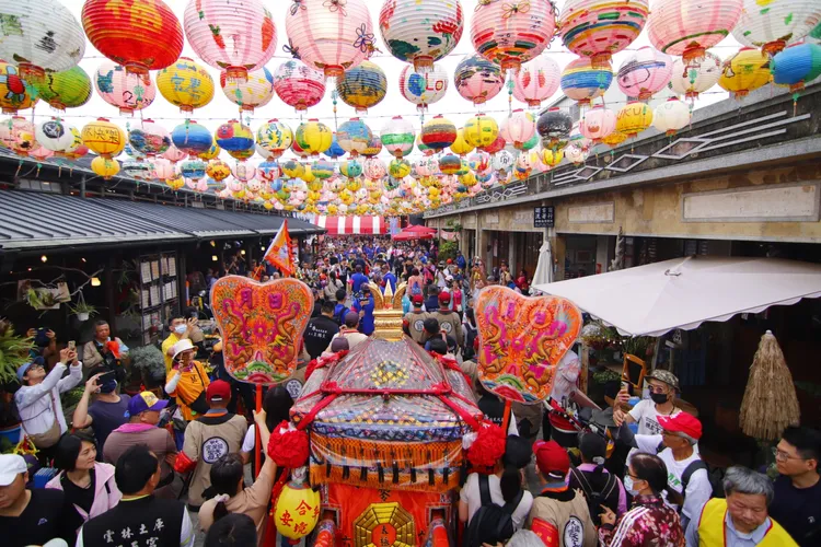 ▲遶境行程沿途信眾不論以何種方式隨香跟轎，都是求平安、求圓滿求開運而走，感恩媽祖帶來的心靈成長與無私祝福。