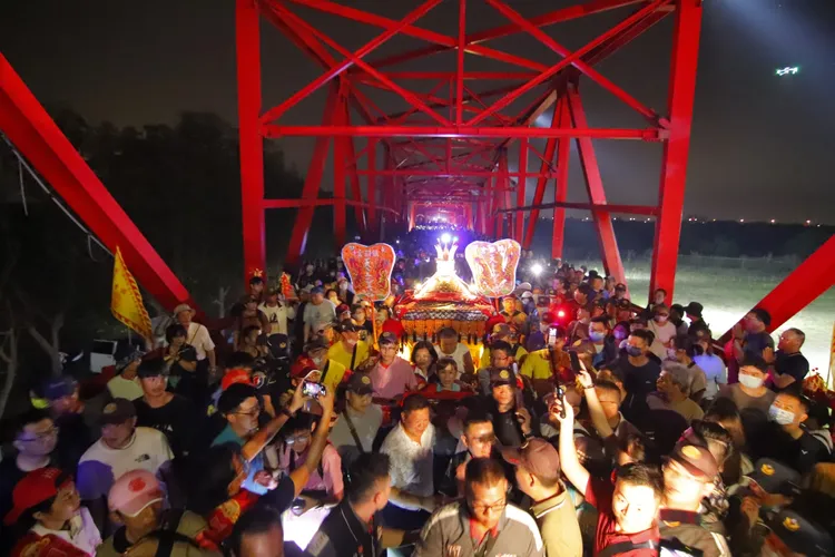 ▲遶境行程沿途信眾不論以何種方式隨香跟轎，都是求平安、求圓滿求開運而走，感恩媽祖帶來的心靈成長與無私祝福。