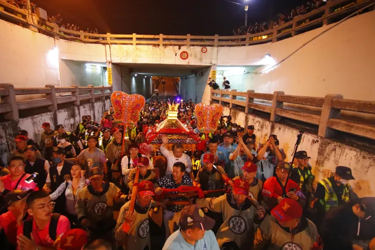 ▲大甲媽遶境進香沿途信眾對媽祖的信任與尊敬，呈現出跨文化、跨世代的獨特性。