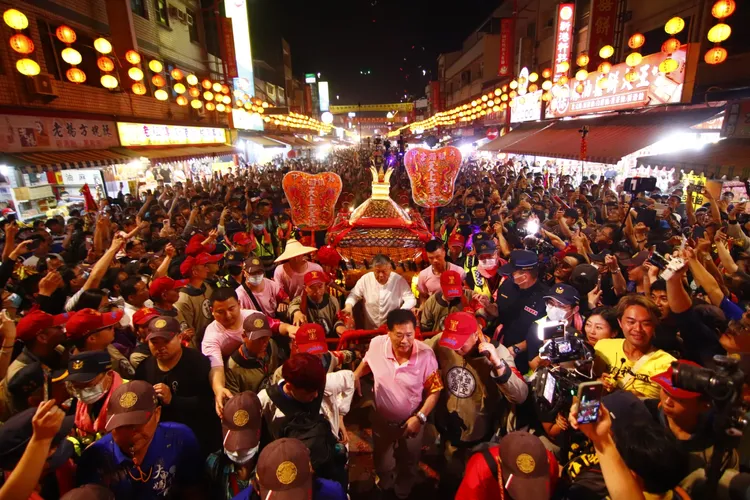 ▲堅貞的信仰是人生美好的財富之一，走出健康、走出快樂！今年就跟著信眾一起來認識大甲媽遶境讓人感動的地方，一起感恩祈福，不分你我他。