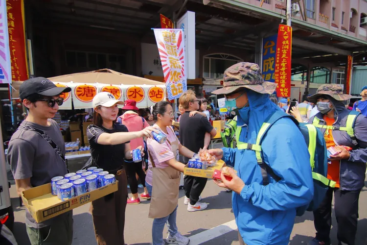 ▲沿途熱情的民眾、宮廟團體、店家提供餐飲慰勞跟轎信眾，無私付出分享「惜福、感恩」。
