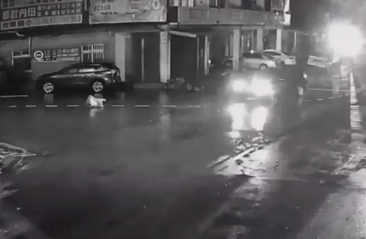 右轉車未注意輾過行人。翻攝畫面