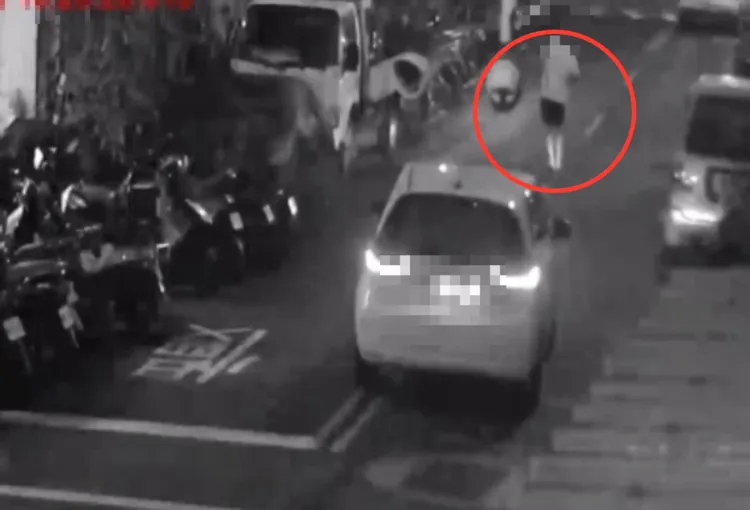 鄭男騎著電動滑板車到馬路中央，擋住後方汽車通行而引發行車糾紛，警方後續也開罰。翻攝畫面