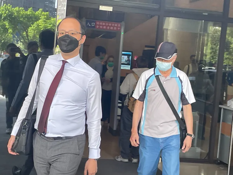 侯水文(右)出庭。張沛森攝