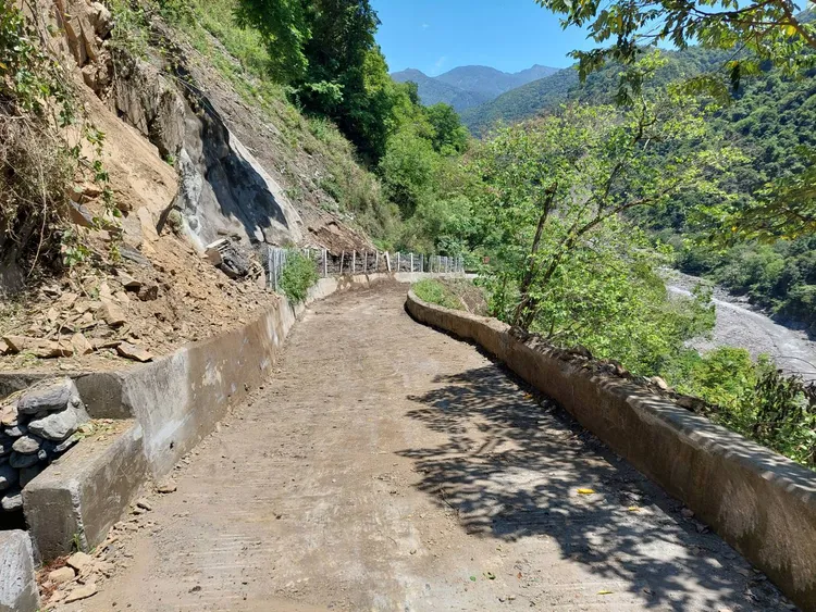 六龜區公所請怪手清空落石，中午前已搶通。六龜區所供提供