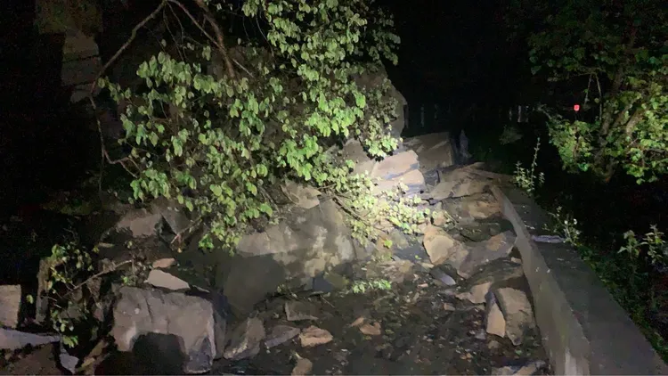 高雄市桃源13日傍晚傳出七坑溫泉下方停車場落石掉落，造成遊客受困。翻攝畫面