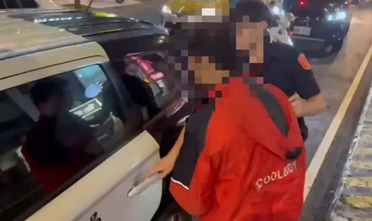 胡男被壓制後帶回。警方提供