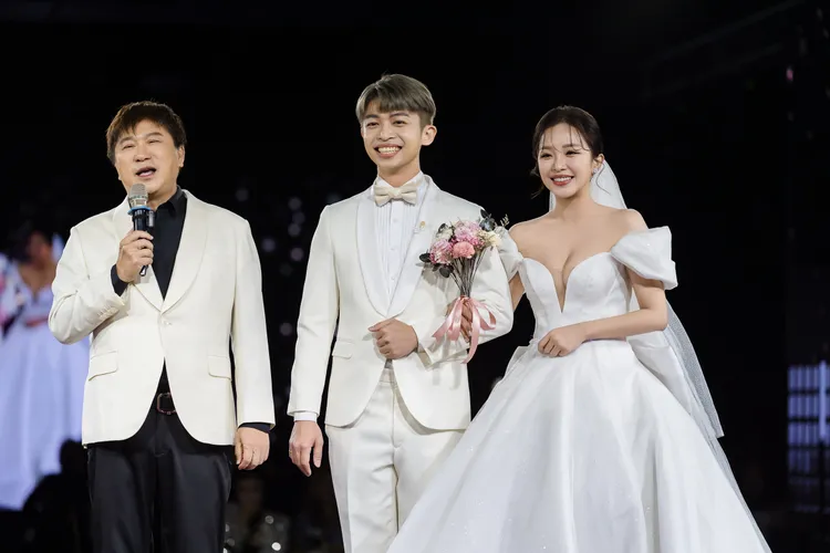 胡瓜（左）為賴慧如（右）、劉家銘證婚妙語如珠。SJ Wedding鯊魚婚紗攝影提供