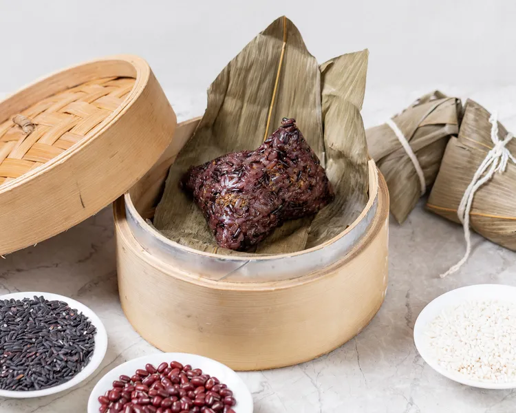 紫米豆沙粽內餡精選萬丹紅豆細緻熬煮，豆香醇厚，入口綿滑細膩，甜而不膩，為佳節帶來一抹甜蜜幸福的風味。業者提供