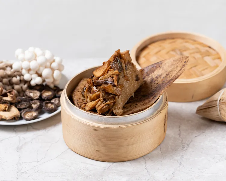 牛肝菌山珍野菌粽則是專為素食者精心研製，嚴選法國牛肝菌、松茸等多種菌菇，融入黑芝麻油的醇厚香氣緩慢燉煮，讓蕈類精華充分釋放。業者提供