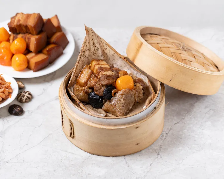 經典北部粽精選台灣溫體黑豚五花腩、乾鈕扣菇與鹹鴨蛋黃，糯米粒粒分明，滿載懷舊風味。業者提供