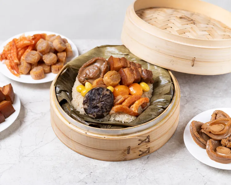 豪華荷香粽為飯店開幕以來的鎮店招牌，嚴選台灣溫體黑豚五花腩，搭配紅燒極品鮑魚，北海道干貝等山海珍饈，以獨門陳年老滷汁燉煮入味，荷葉包裹蒸製使粽香濃郁、層次豐富。業者提供