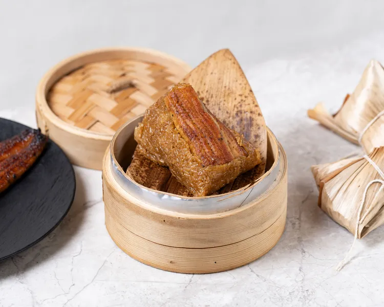 融入日式風味鰻魚粽，嚴選珍貴白鰻，搭配細火慢熬三日的秘製醬汁，呈現濃郁的日式蒲燒風味。業者提供