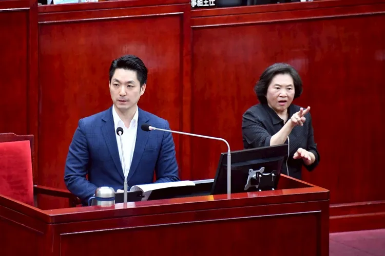 蔣萬安（左）以觀光、都更、交通等政策，說明市政成果及未來規劃。台北市政府提供