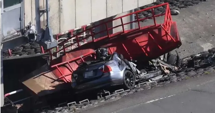 車體撞爛慘不忍睹。翻攝自Ｘ