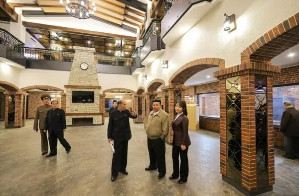 金正恩父女視察網咖附近設施。翻攝自勞動新聞