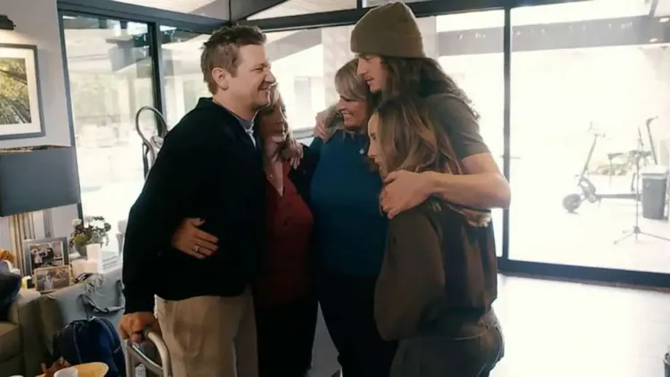 雷納表示不後悔為救外甥（右二）受重傷。