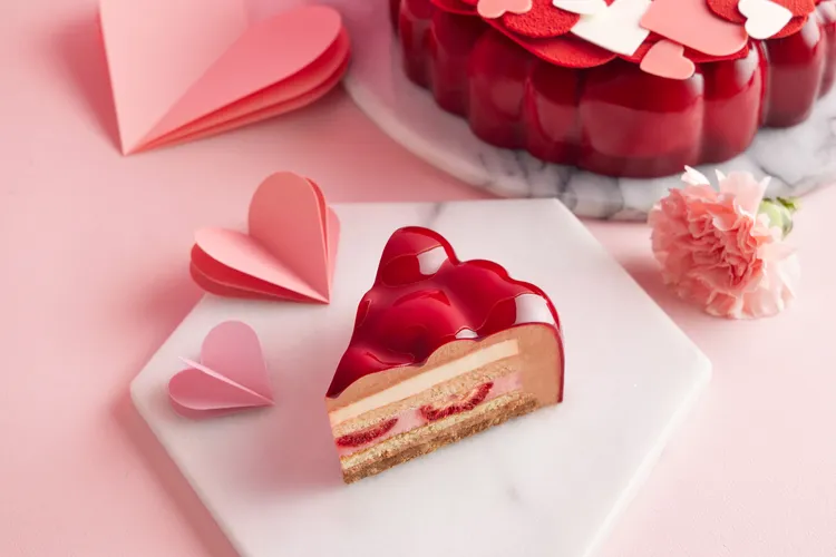 台北寒舍艾美酒店「愛之女王」母親節蛋糕內餡以乾燥大湖草莓與新鮮草莓製成。業者提供