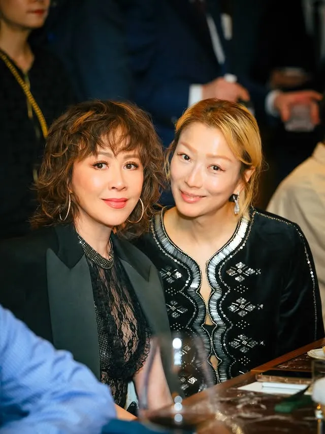 劉嘉玲（左）和幾乎素顏的鄭秀文合照。翻攝劉嘉玲IG