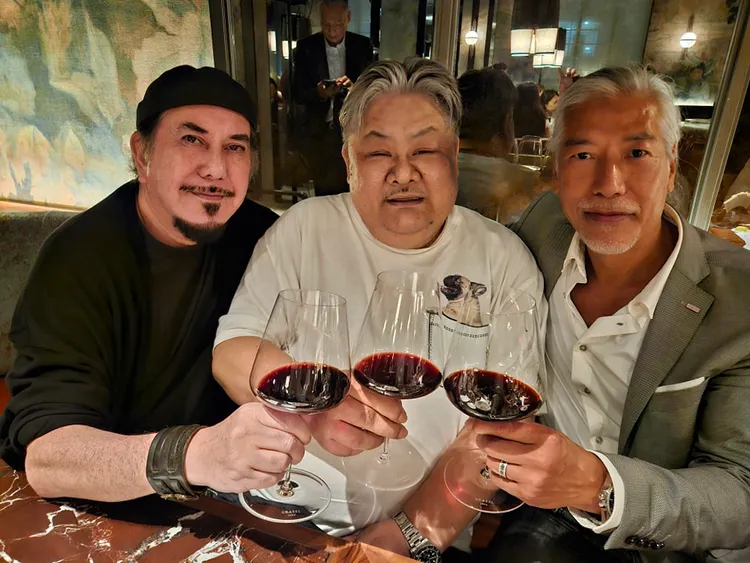 黃秋生（左起）、林雪、張耀揚在壽宴上敘舊。翻攝黃秋生臉書