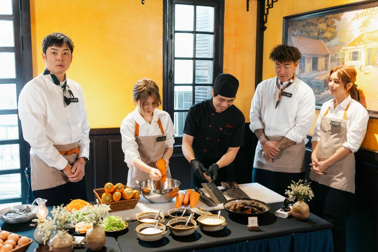 姚元浩（左起）、白安、郭泓志、莎莎等在越南當地餐廳跟著主廚學做料理。好看娛樂提供