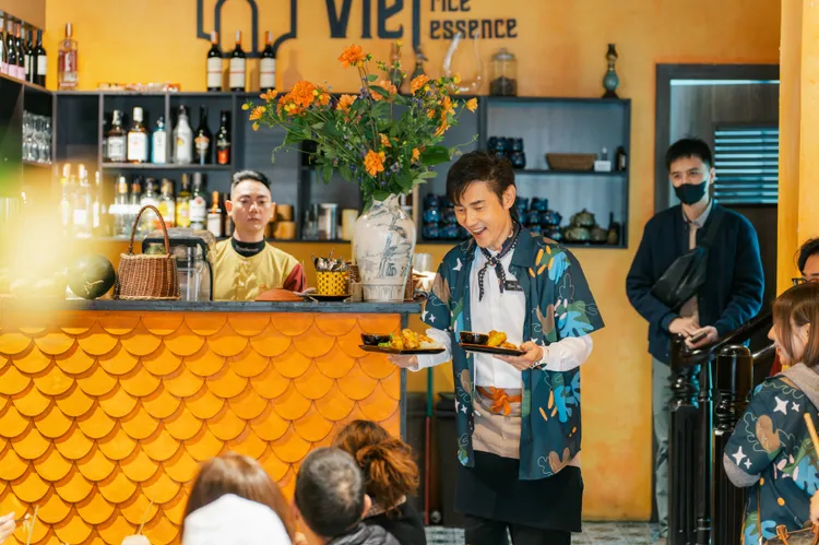 包偉銘（中）擔任店長被操翻。好看娛樂提供