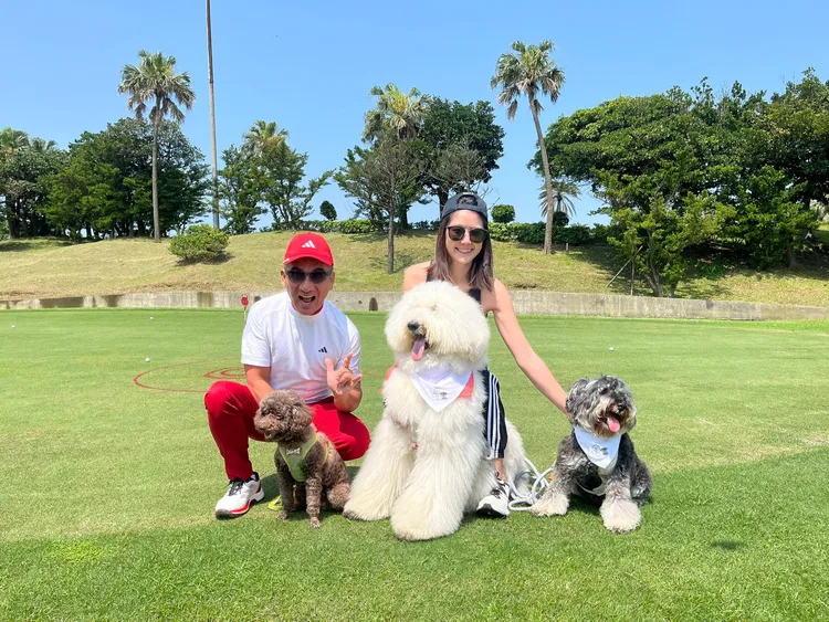 民雄與高球「漂亮寶貝」葉欣寧帶著自己的毛孩來健走。《我的毛孩很有戲》提供