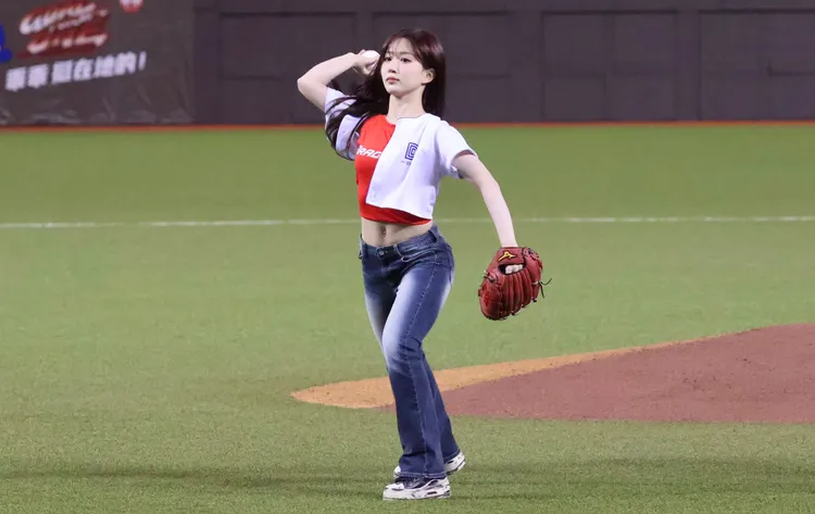 NMIXX隊長海嫄開球。莊宗達攝