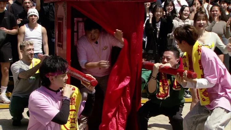 胡瓜坐神轎登場。民視提供