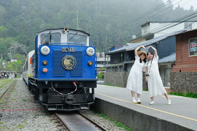 阿里山觀光列車栩悅號，線上旅展限定指定行程優惠買一送一。業者提供