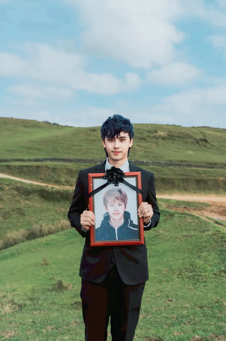 田亞霍捧著自己的遺照。猫少娛樂工作室提供