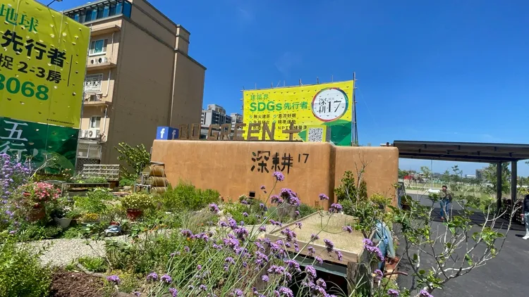 冠竑建設利用6個40呎二手貨櫃打造會呼吸的建築，冬暖夏涼，是全台首座合法接待中心建築循環再利用典範。張沛森攝