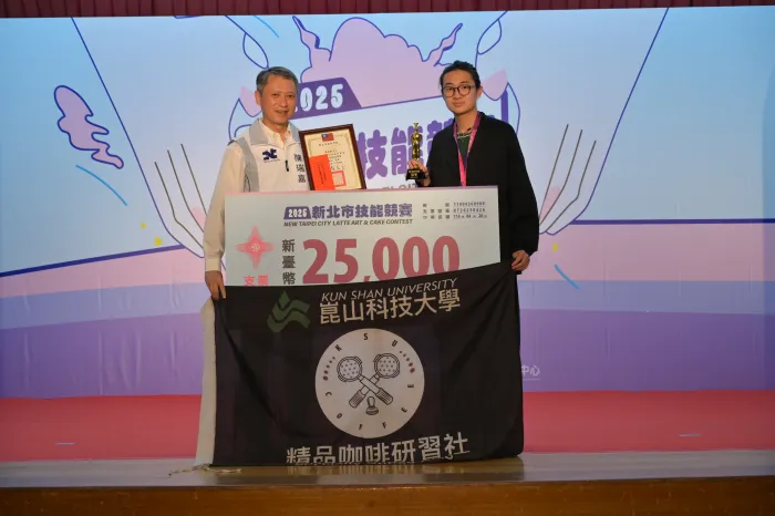 咖啡拉花大專組冠軍陳修醫。勞工局提供