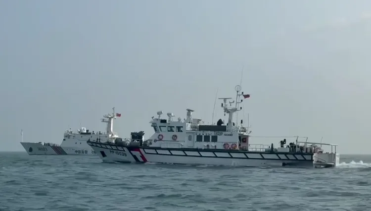 海巡署巡邏艇與中國海警船艦在金門周邊水域展開對峙。圖/海巡署提供