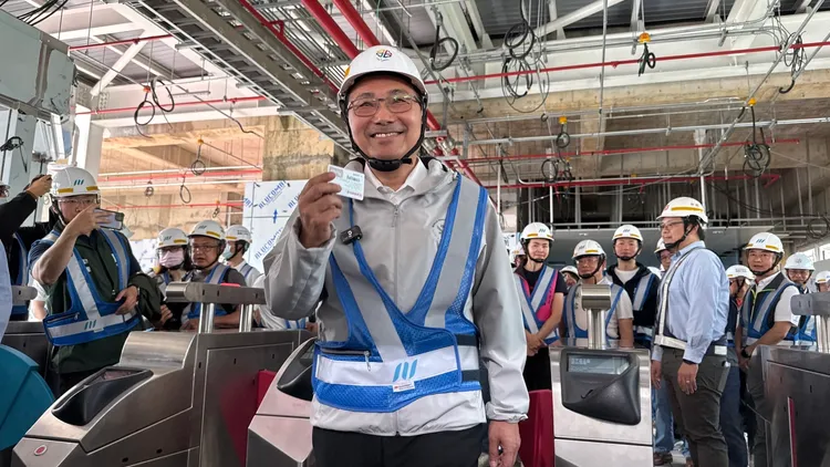 侯友宜測試自動收費閘門順暢。捷運局提供