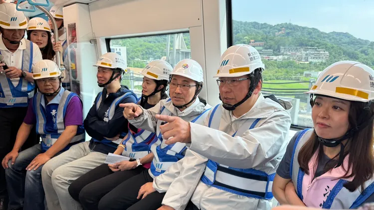 侯友宜與捷運局長李政安、議員呂家愷等人乘坐三鶯線列車，掌握測試進度。捷運局提供
