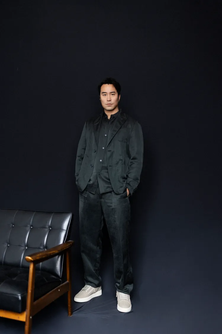 張孝全穿上GIORGIO ARMANI 2025春夏套裝。品牌提供