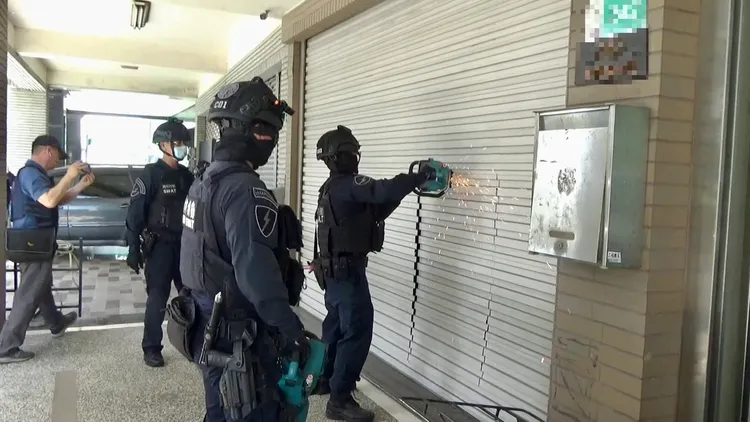 警方兵分多路攻堅帶回潘男等12人送辦。翻攝照片