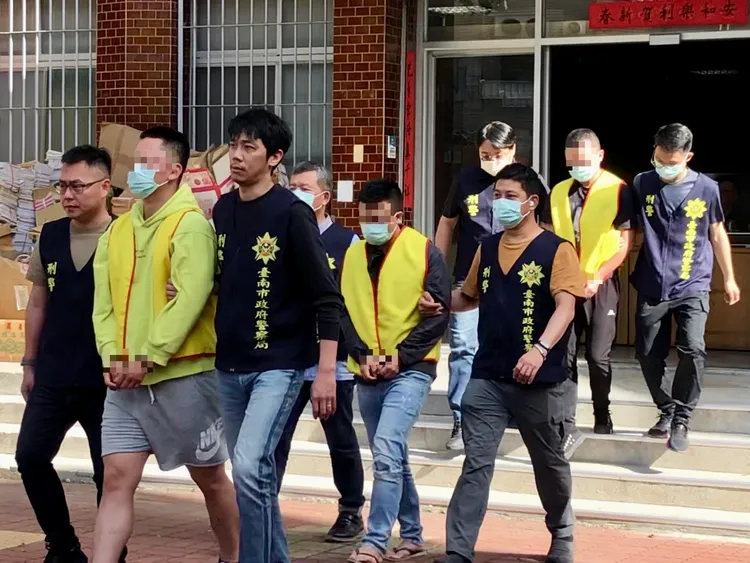 警方帶回的犯罪集團成員不少是未成年人。翻攝照片