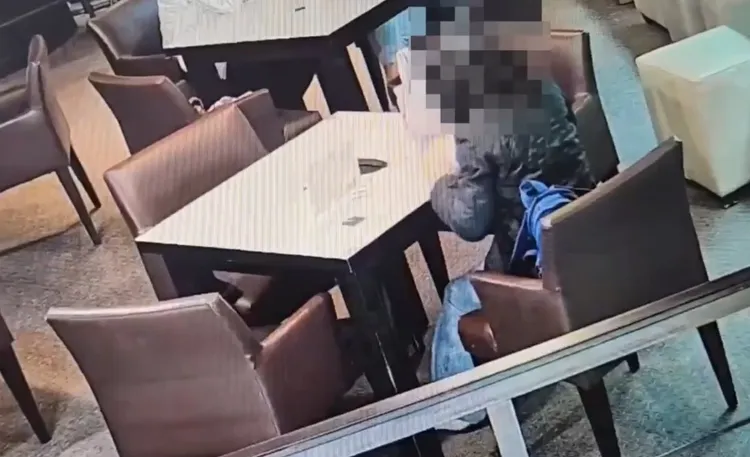 婦人還裝鎮定在店內吃便當。警方提供